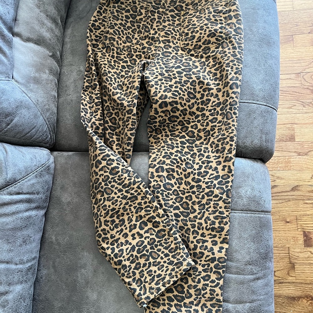 Cheetah/ leopard print denim 
Size 10, high rise, straight leg 
Time and tru NWT